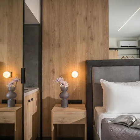 King's Blue , Superior Downtown Loft , No Lift Apartment *